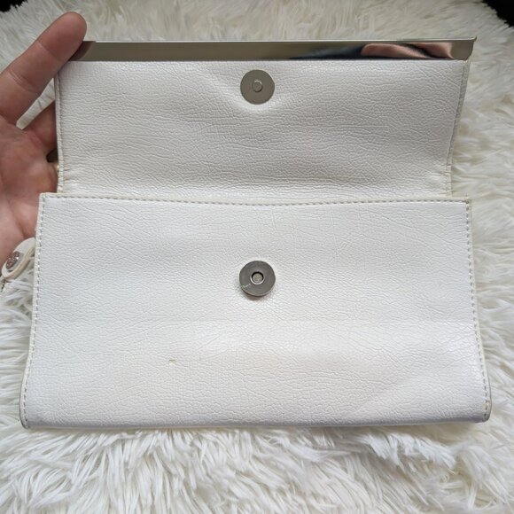 Simply Vera Vera Wang, White Foldover Clutch/Wristlet with Tapestry Detail - Picture 7 of 14